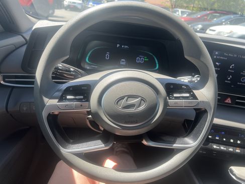 Used 2025 Hyundai Elantra Hybrid FWD image 18