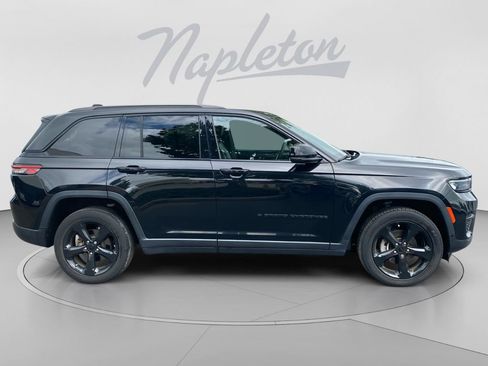 Used 2023 Jeep Grand Cherokee Altitude AWD/4WD image 7