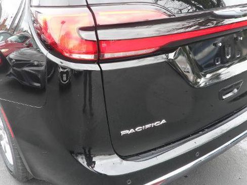 Used 2024 Chrysler Pacifica Touring-L FWD image 35