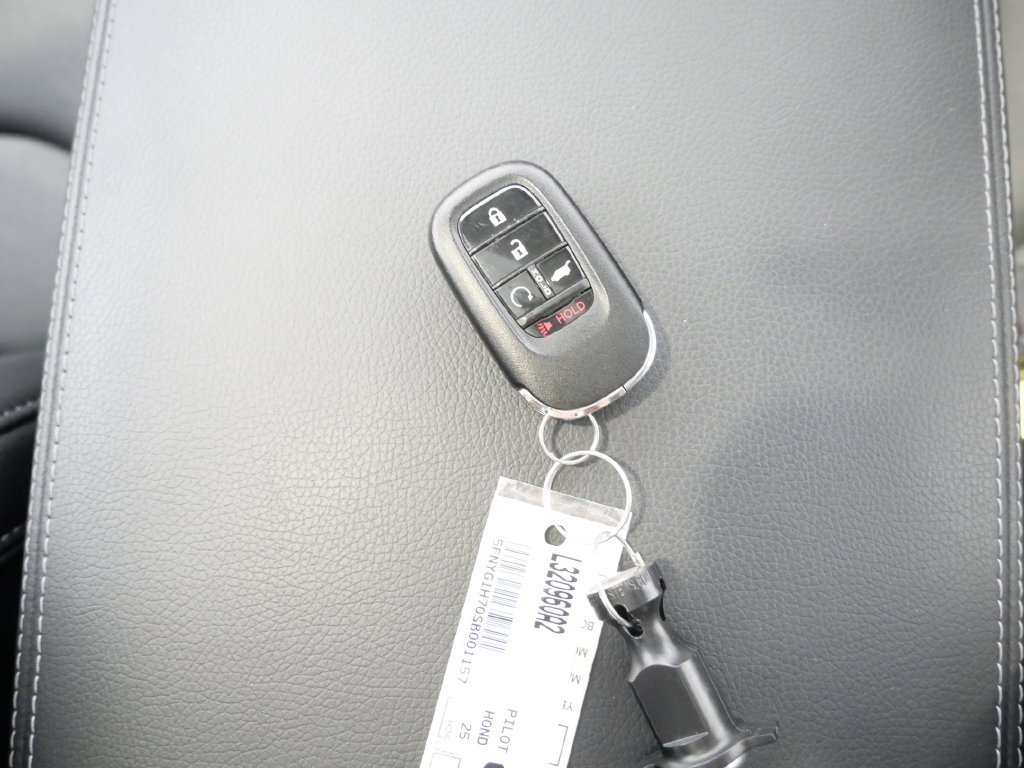 Used 2025 Honda Pilot Touring image 32