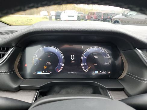 New 2025 Jeep Grand Cherokee Limited w/ Luxury Tech Group II image 25