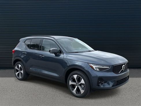 New 2026 Volvo XC40 B5 Plus w/ Climate Package image 3