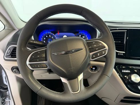 Certified 2024 Chrysler Pacifica Touring-L image 18