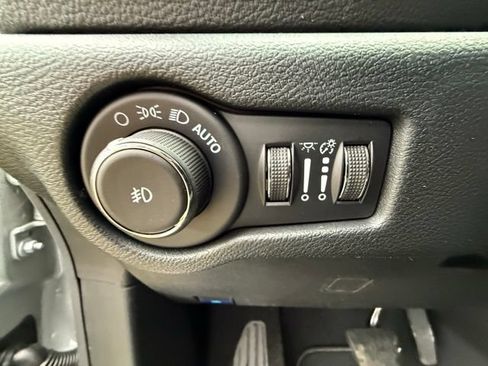 New 2026 Chrysler Pacifica Select AWD/4WD image 19
