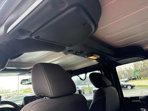 Used 2017 Jeep Wrangler Unlimited Sahara image 25