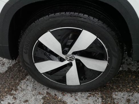 Certified 2025 Volkswagen Taos S image 15