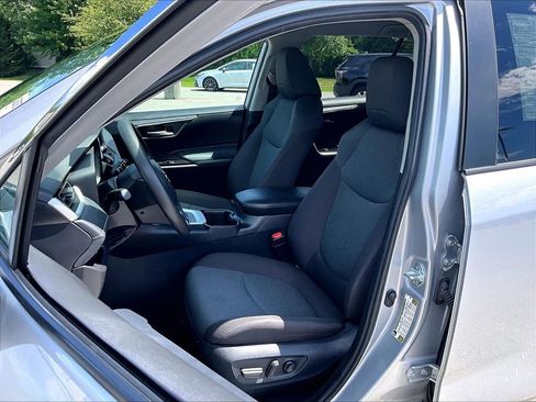 Used 2025 Toyota RAV4 XLE AWD/4WD image 10