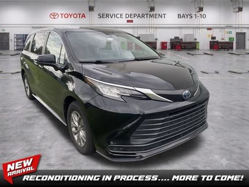 Used 2023 Toyota Sienna LE FWD image 1