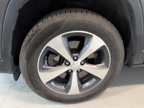 Used 2020 Jeep Cherokee Limited AWD/4WD image 9