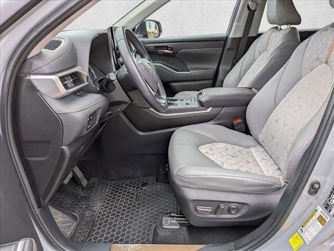 Used 2022 Toyota Highlander Bronze Edition image 16
