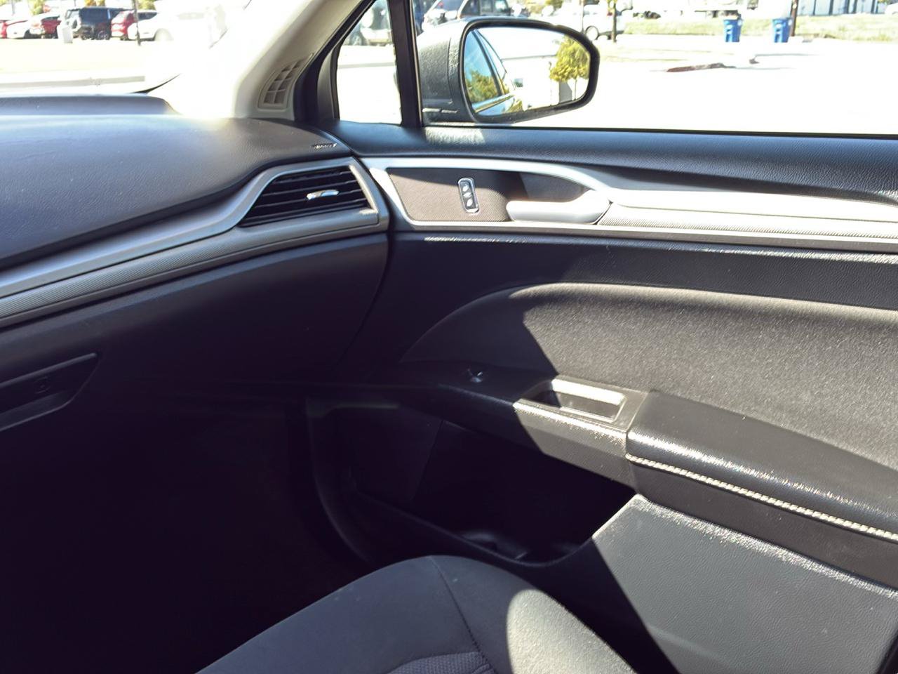 Used 2020 Ford Fusion SE FWD image 24