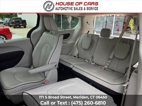 Used 2018 Chrysler Pacifica Limited w/ Advanced Safetytec Group FWD image 43