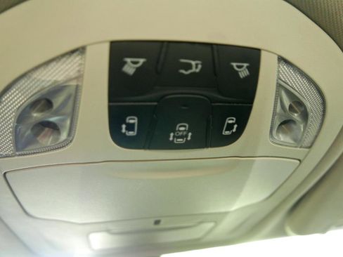 Used 2022 Chrysler Voyager LX image 13