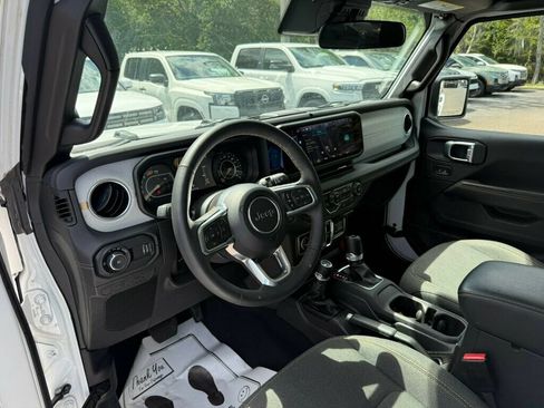 Used 2025 Jeep Wrangler Unlimited Sahara AWD/4WD image 3