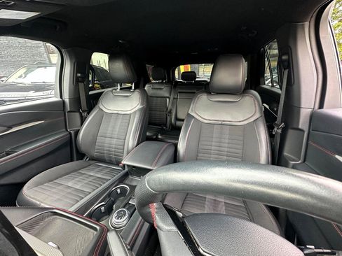 Used 2025 Ford Explorer ST-Line w/ ST-Line Street Pack AWD/4WD image 25