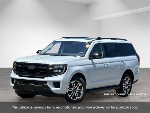 Used 2025 Ford Expedition Active AWD/4WD image 2