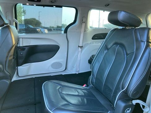 Used 2023 Chrysler Pacifica Limited image 11