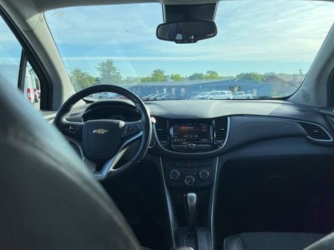 Used 2022 Chevrolet Trax LT w/ LT Convenience Package AWD/4WD image 3