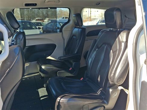 Used 2023 Chrysler Pacifica Touring-L image 12