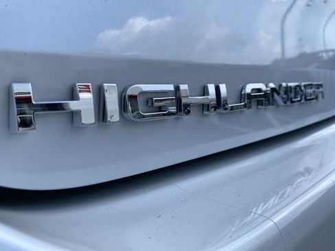 Used 2025 Toyota Highlander XLE FWD image 43