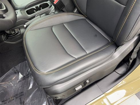 Used 2025 Jeep Gladiator Sport w/ Premium Package image 31