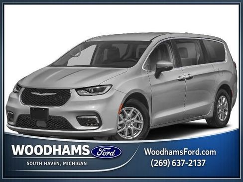 Used 2023 Chrysler Pacifica Touring-L FWD image 1