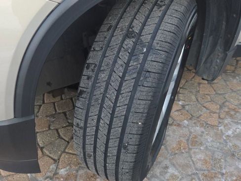 Used 2011 GMC Acadia SLE image 10