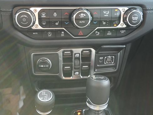 New 2025 Jeep Wrangler Unlimited Sahara AWD/4WD image 15