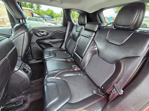 Used 2019 Jeep Cherokee Trailhawk w/ Cold Weather Group image 16