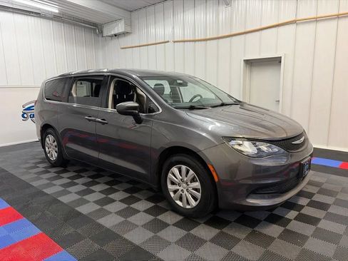 Used 2021 Chrysler Voyager L FWD image 3