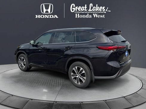Used 2021 Toyota Highlander XLE AWD/4WD image 3