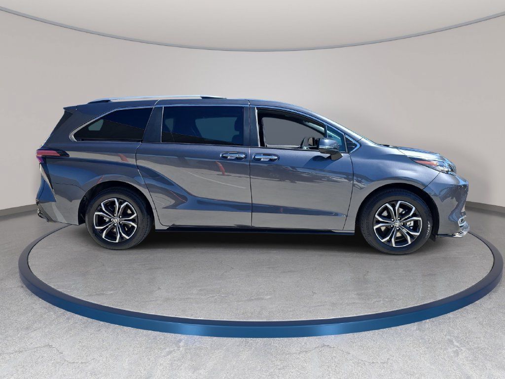 Used 2025 Toyota Sienna Platinum AWD/4WD image 5