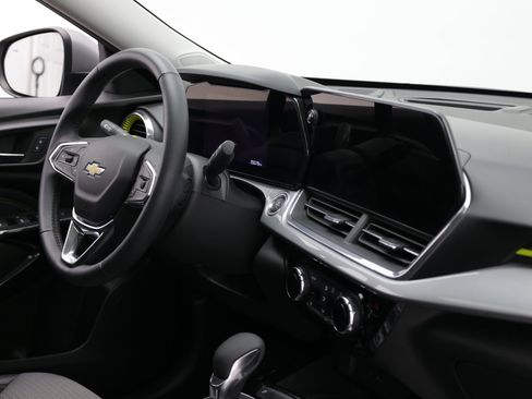 Used 2024 Chevrolet Trax LT w/ Sunroof Package FWD image 40