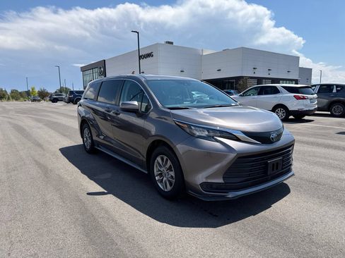 Used 2024 Toyota Sienna LE FWD image 1