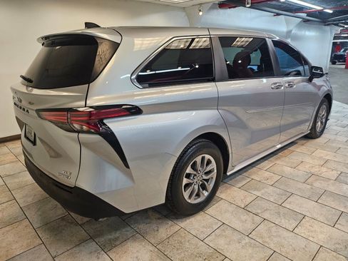 Used 2021 Toyota Sienna XLE image 3