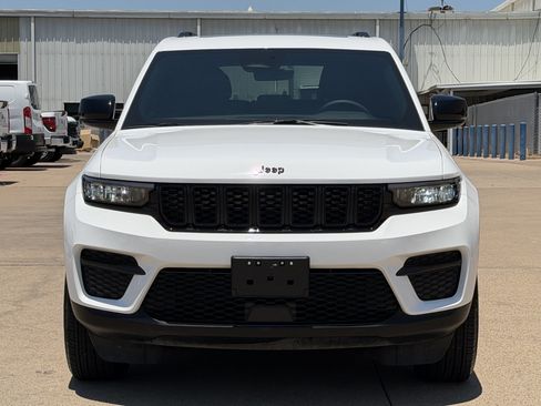 Used 2025 Jeep Grand Cherokee Altitude RWD image 10