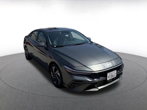 Used 2025 Hyundai Elantra Limited image 3