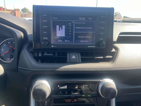 Used 2021 Toyota RAV4 LE FWD image 17