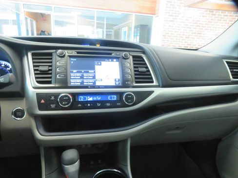 Used 2018 Toyota Highlander XLE AWD/4WD image 40