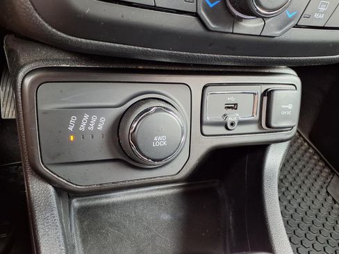 Certified 2019 Jeep Renegade Latitude w/ Cold Weather Group AWD/4WD image 9