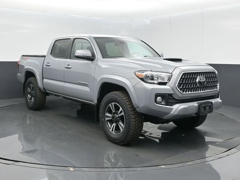 Used 2018 Toyota Tacoma TRD Sport image 2