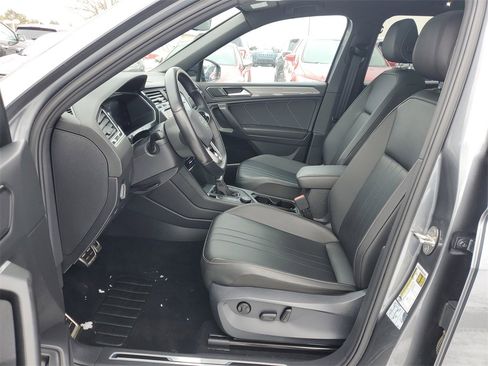 Used 2022 Volkswagen Tiguan SE R-Line image 12