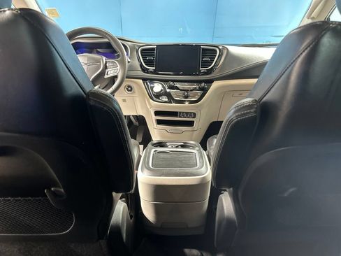 Used 2024 Chrysler Pacifica Limited FWD image 37