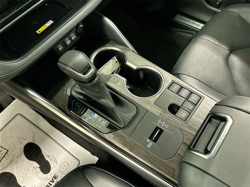 Used 2023 Toyota Highlander Limited image 17
