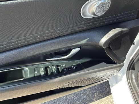Used 2025 Hyundai Elantra SEL FWD image 16