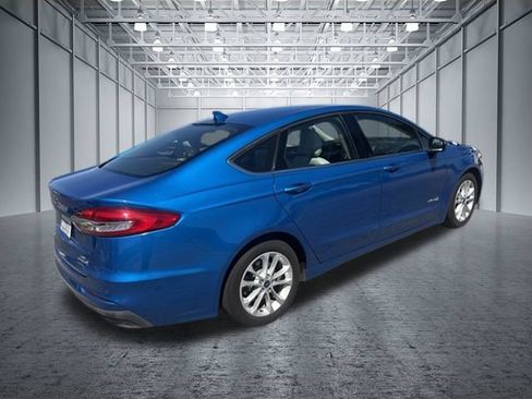 Used 2019 Ford Fusion SE FWD image 2