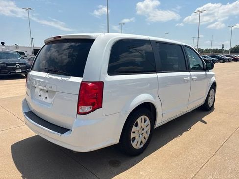 Used 2018 Dodge Grand Caravan SE FWD image 3