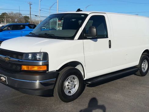 Used 2024 Chevrolet Express 2500 w/ Driver Convenience Package RWD image 4