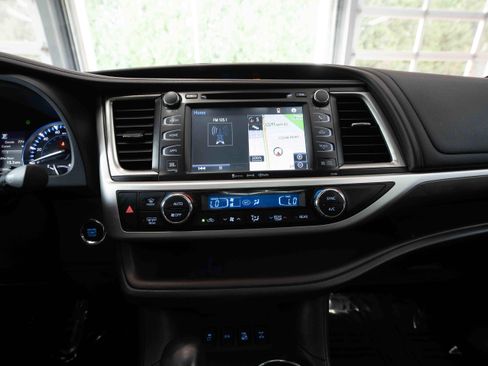 Used 2017 Toyota Highlander Limited Platinum AWD/4WD image 17
