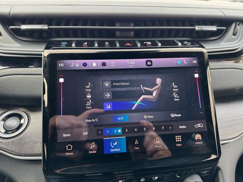 Used 2022 Jeep Grand Cherokee Limited w/ Luxury Tech Group II image 32